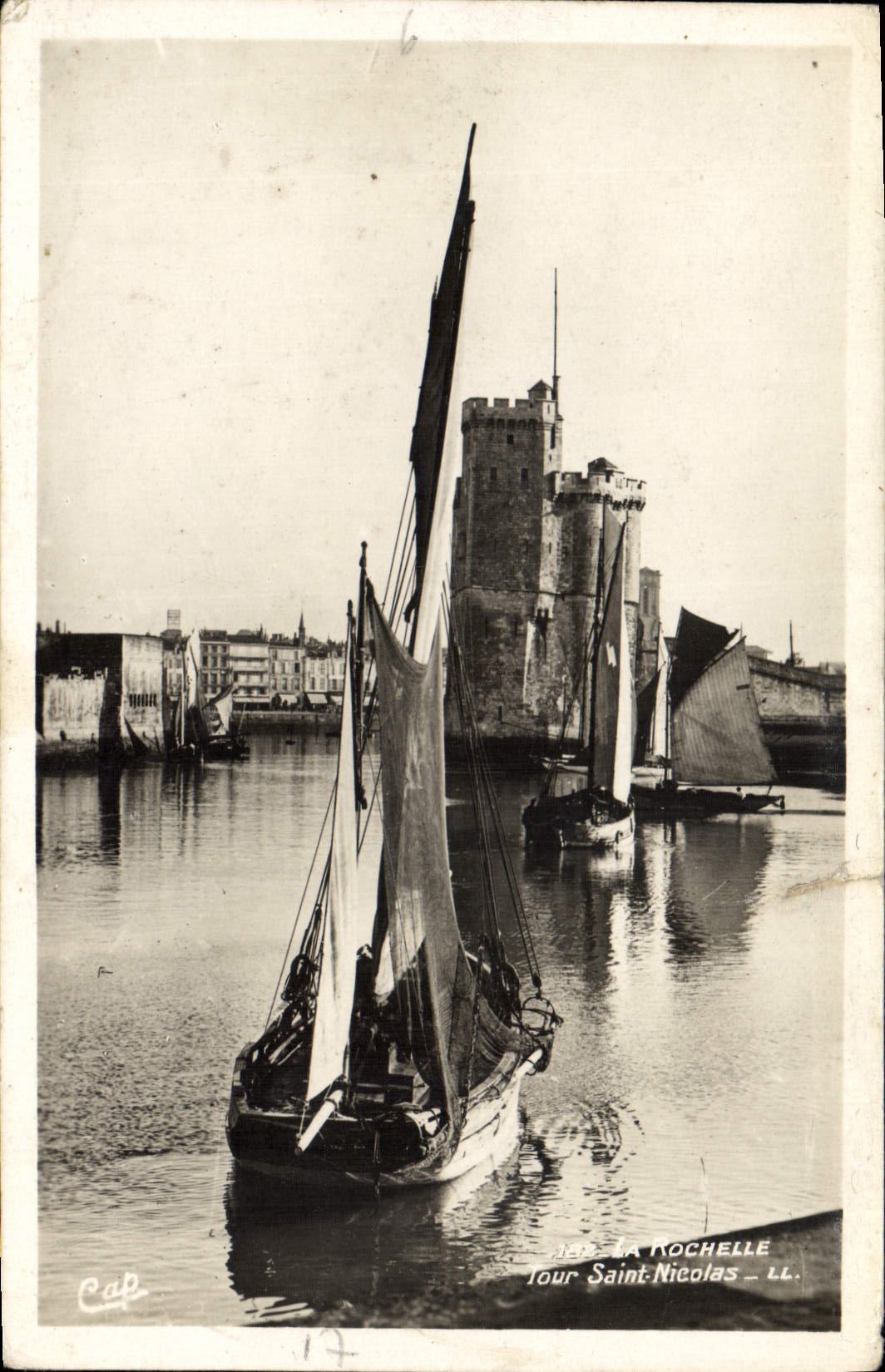 CPA Rochelle Tour Saint Nicolas Bateau de peche