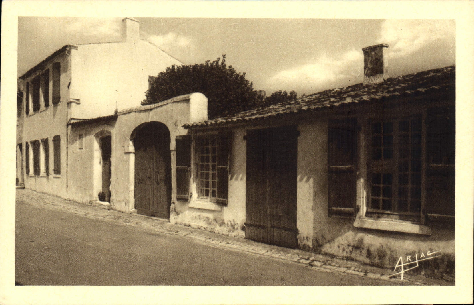 CPA Ile d'Oleron Saint Pierre Les maisons des Aieules de Pierre Loti 
