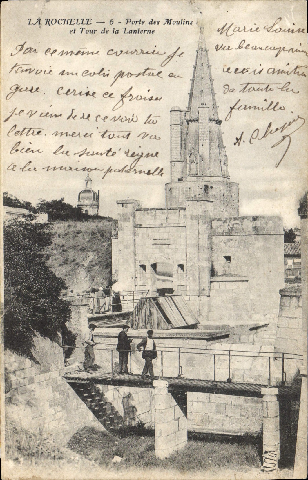 CPA La Rochelle Porte des Moulins et Tour de la Lanterne 