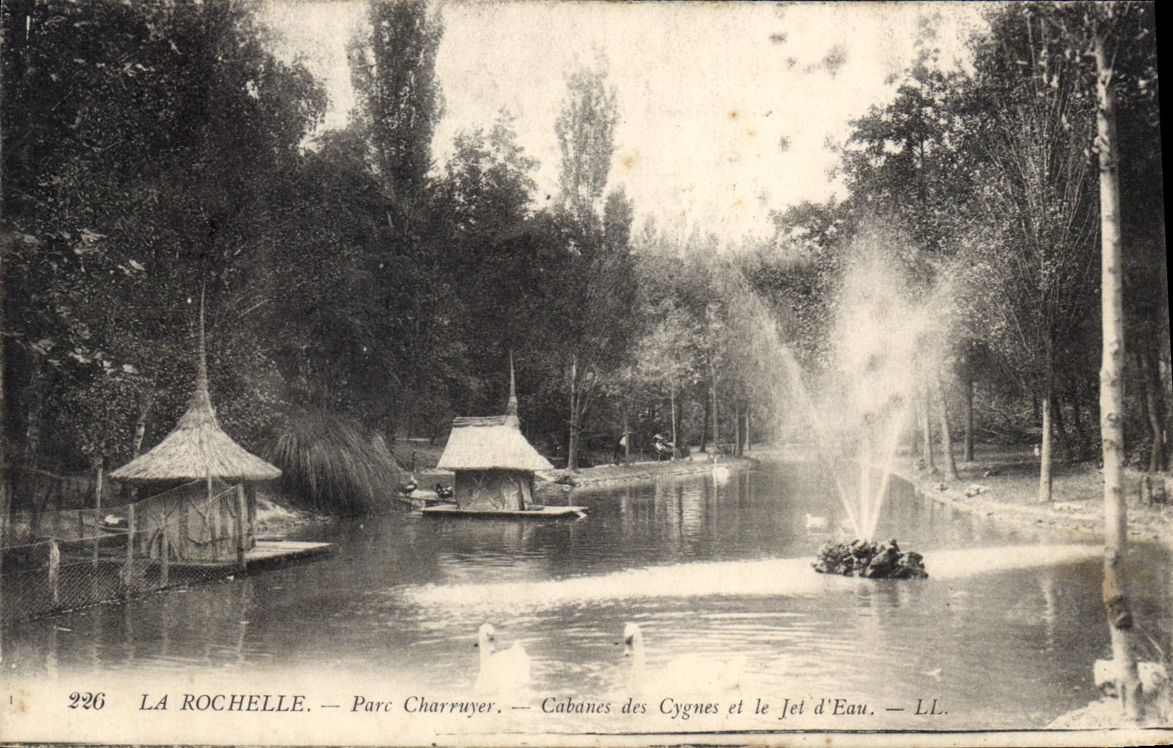 CPA La Rochelle Parc Charruyer Cabanes des Cygnes et le Jet d'Eau 