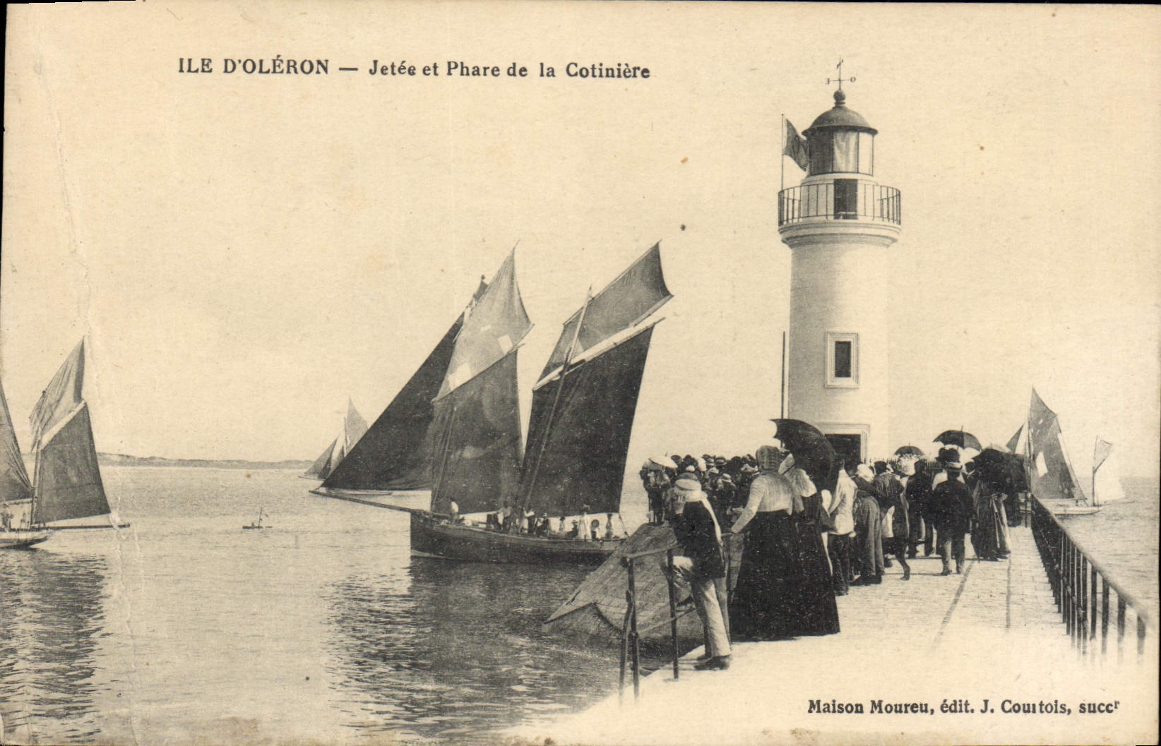 CPA Ile d'Oleron Jetee et Phare de la Cotiniere Bateau Phare