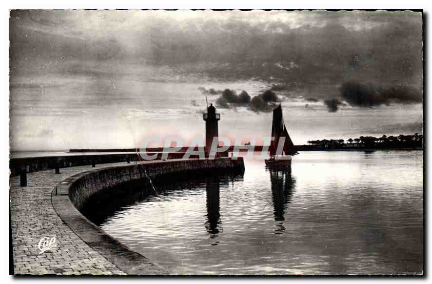 CPA Entree du Port La Flotte Bateau Phare
