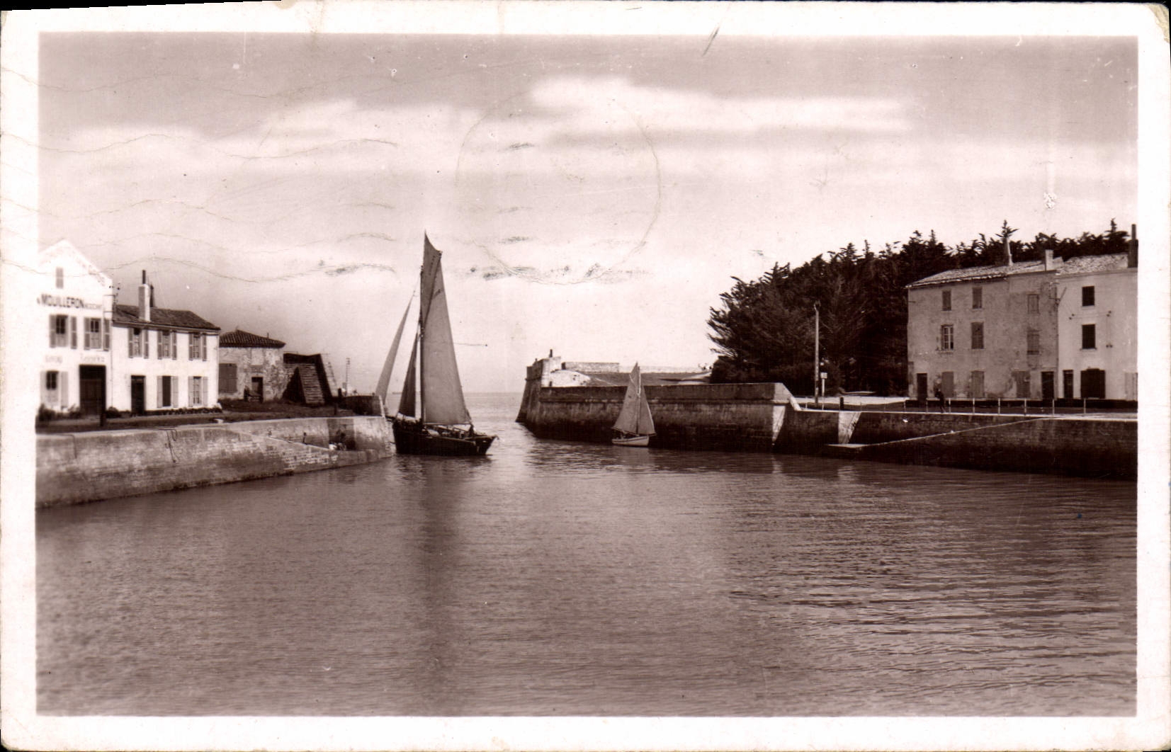 CPA St Martin de Re Sortie d'un bateau de peche 