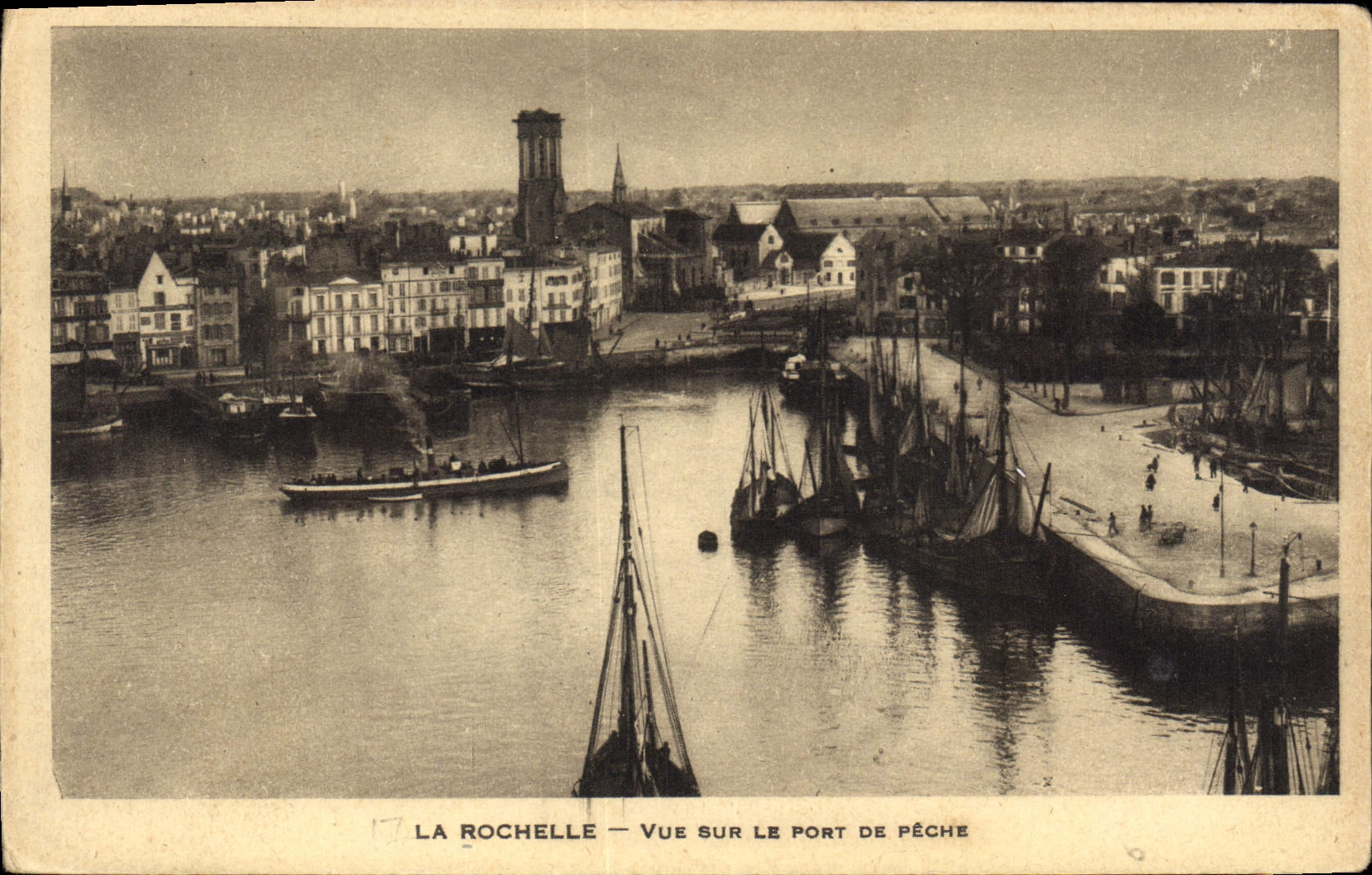 CPA La Rochelle Vue sur le Port de Peche Bateaux