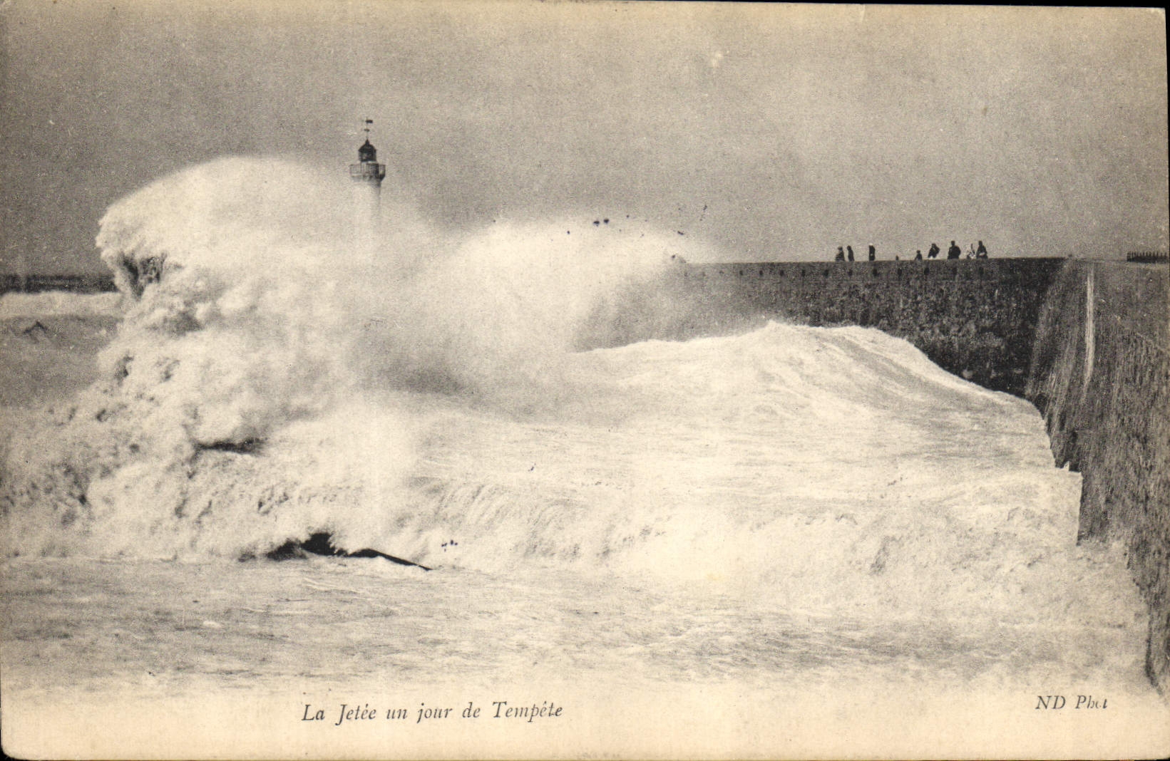 CPA La jetee un jour de Tempete Phare