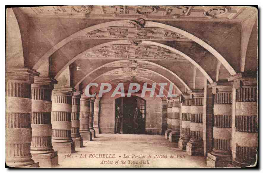 CPA La Rochelle Les Porches de l'Hotel de VIlle 