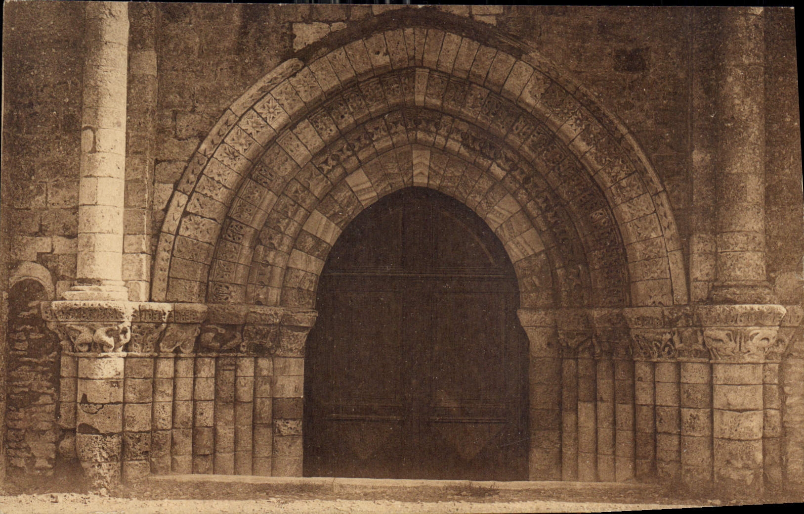Ile de Ré — Portail gothique de l'Église d'ARS — Éditeur R. Bugevin, n° 6138