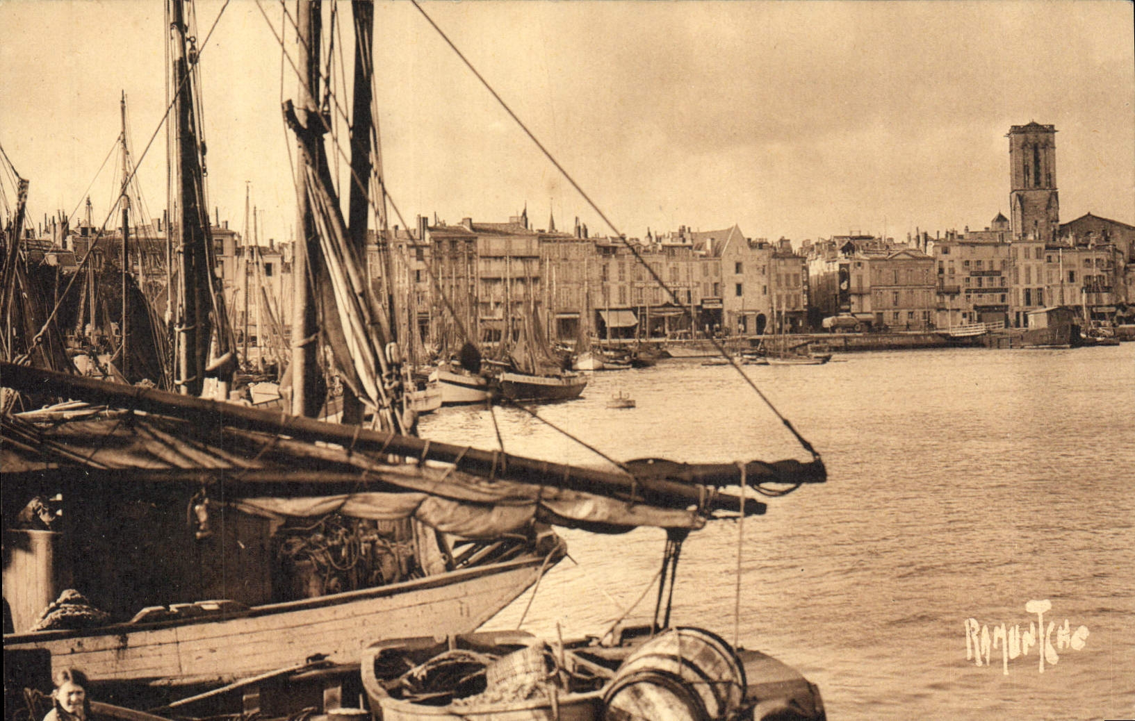 CPA Port de la Rochelle vers St Sauveur Bateau de peche