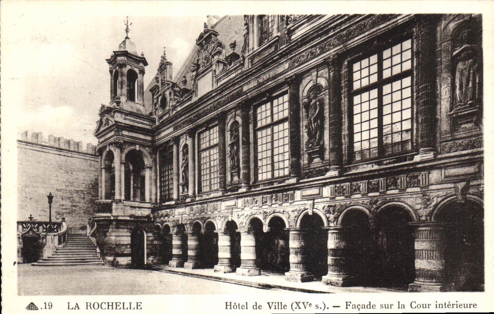 CPA La Rochelle Hotel de Ville Facade sur la Cour interieure 