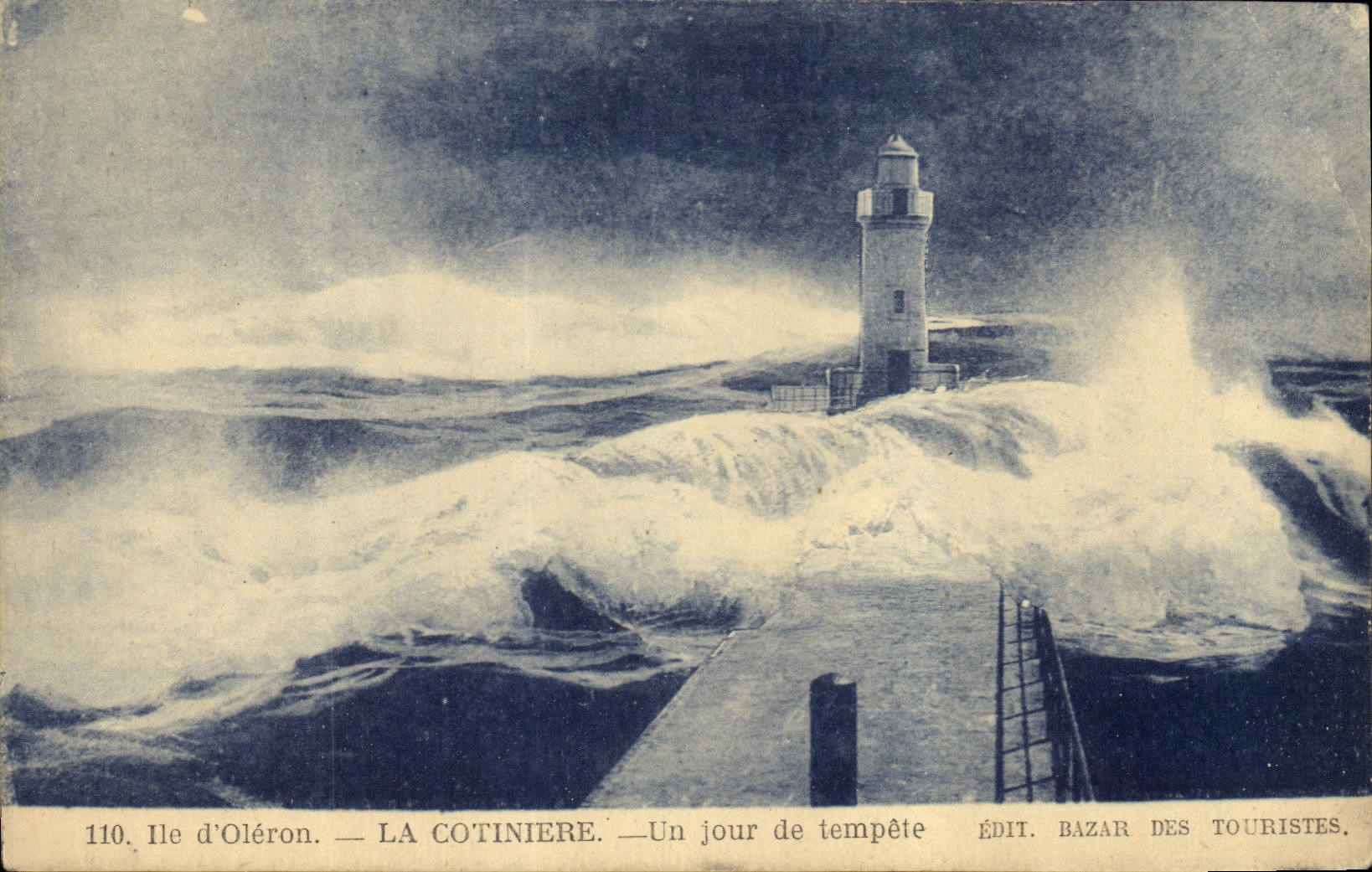 CPA Ile d'Oleron La Cotiniere Un jour de tempete Phare