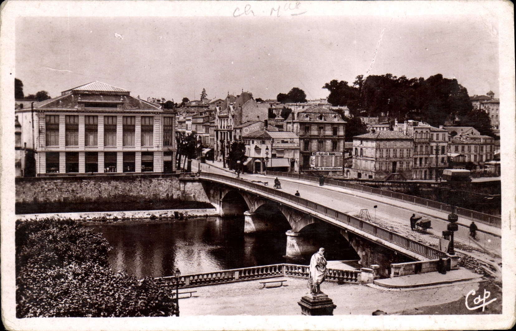 CPA Saintes Le pont la maison Universelle et la poste 