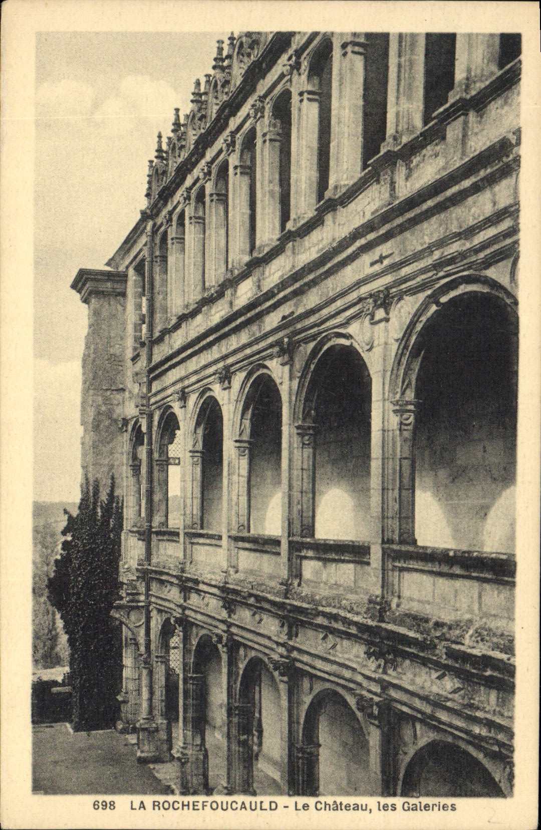 CPA La Rochefoucauld Le Chateau les Galeries 