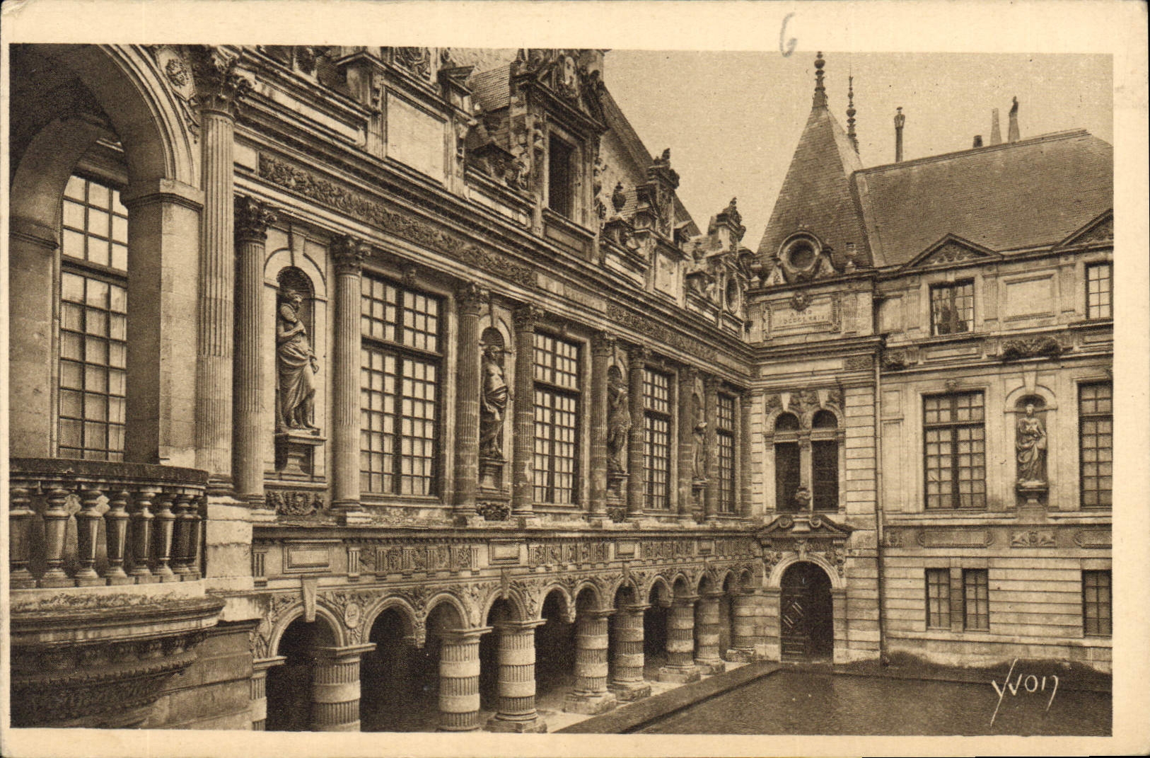 CPA La Rochelle Cour interieure de l'Hotel de Ville 