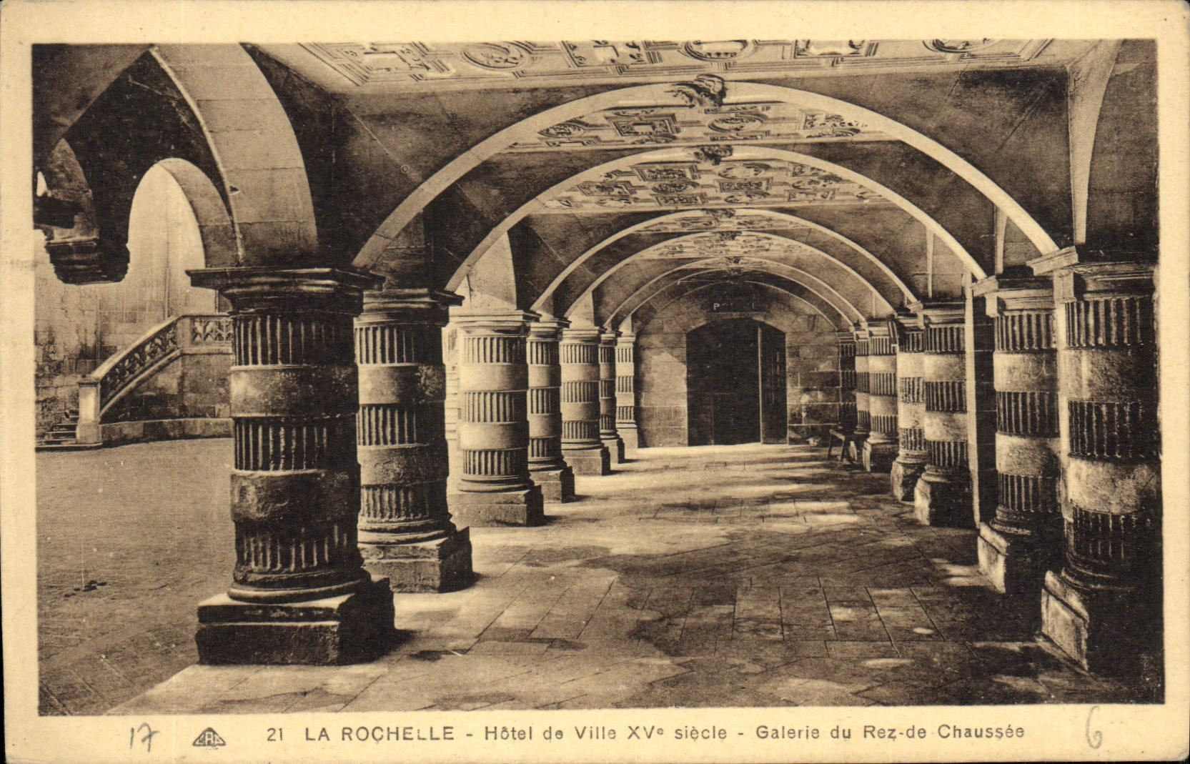 CPA La Rochelle Hotel de Ville Galerie du Rez de Chaussee 