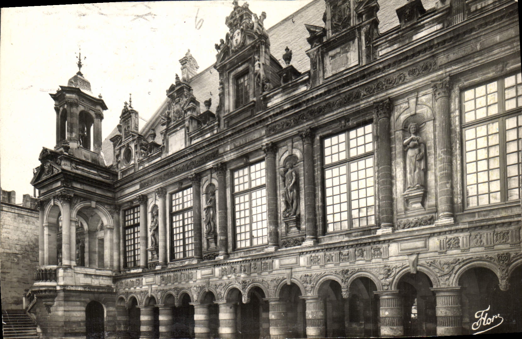 CPA La Rochelle L'Hotel de Ville La Cour d'Honneur 