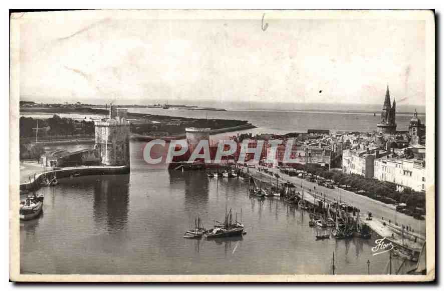 CPA La Rochelle Panorama de l'entree du Port La tour St Nicolas et la tour de la Chaine 