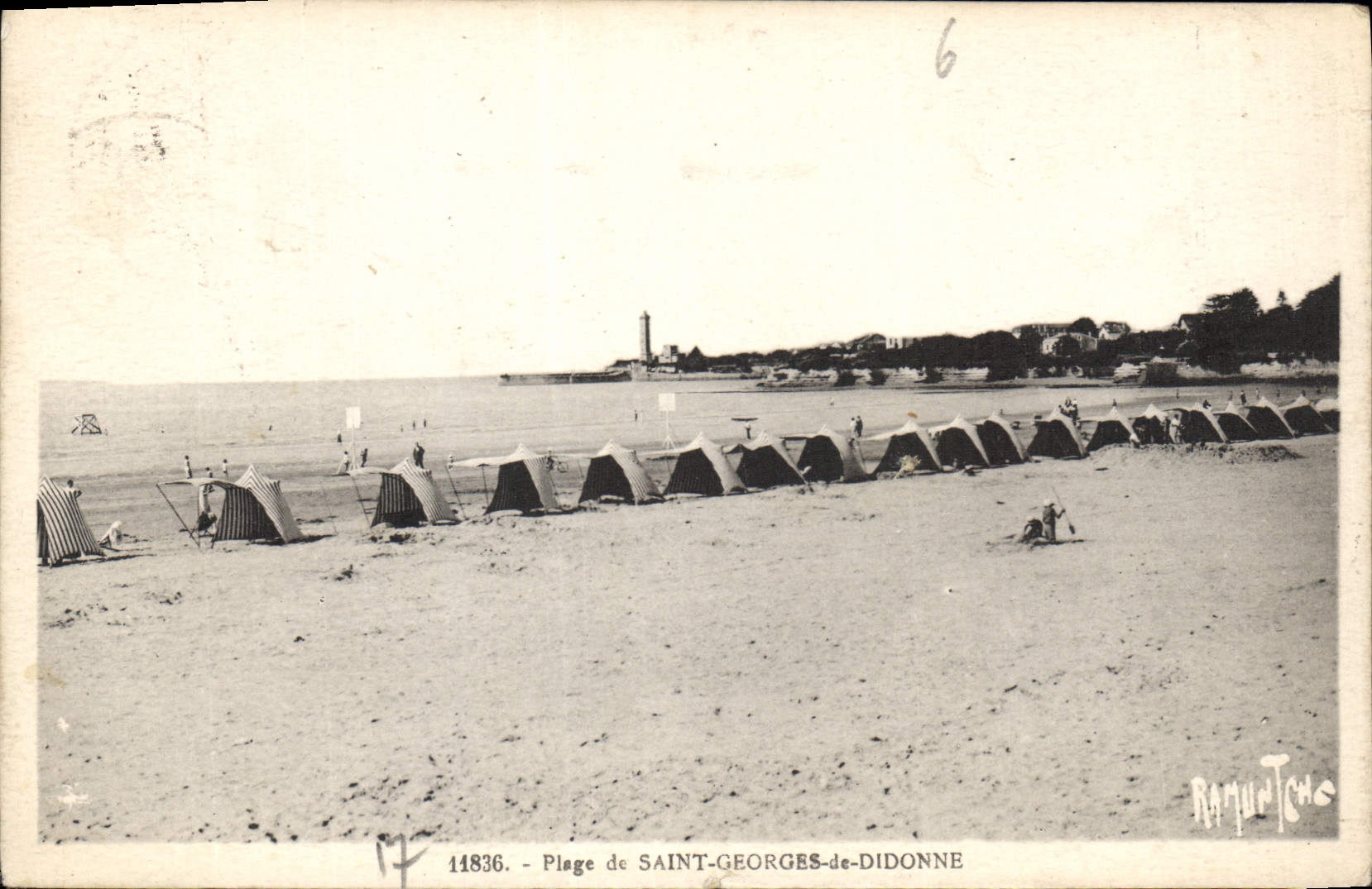 Plage de SAINT-GEORGES-de-DIDONNE — vue de la plage avec tentes à rayures — éditeur RaripunTomo, n° 11836