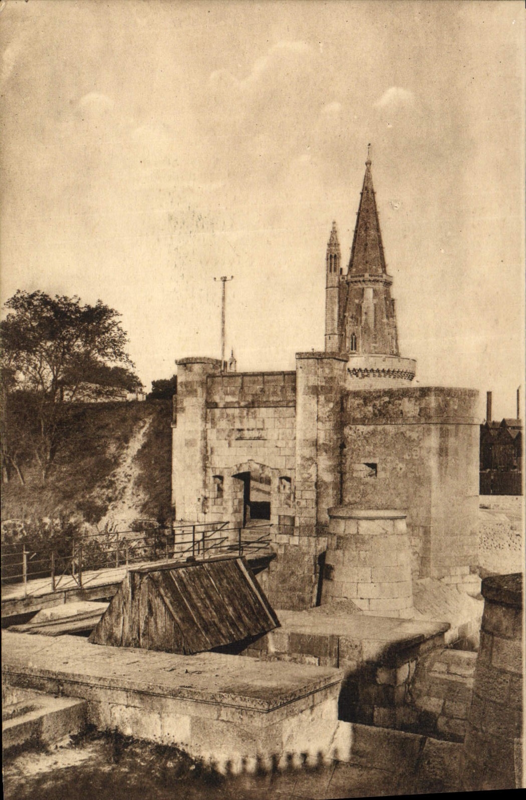 CPA La Rochelle Porte des Deux Moulins 