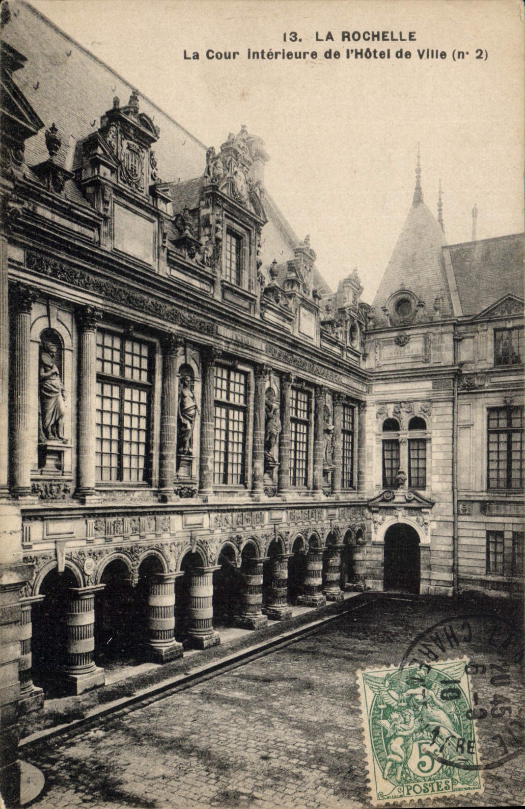 CPA La Rochelle La Cour Interieure de l'Hotel de Ville 