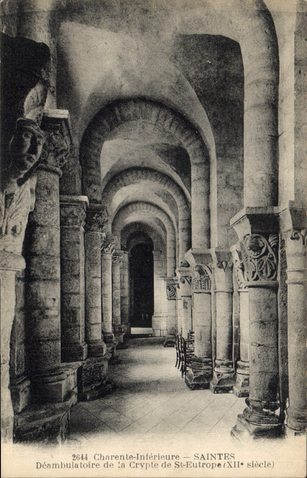 CPA Charente Inferieure Saintes Deambulatoire de la Crypte de St Eutrope 