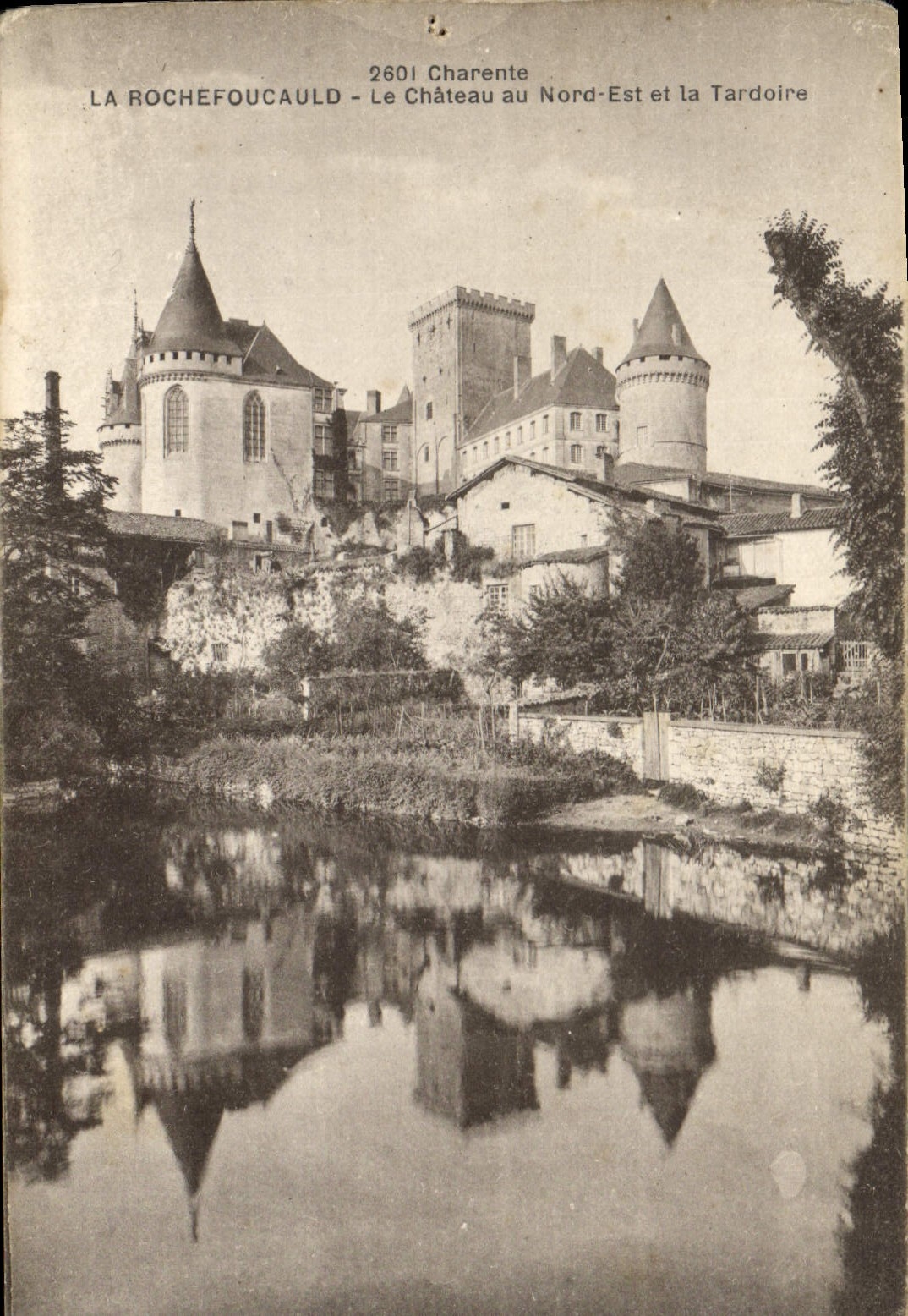 La Rochefoucauld - Le Château au Nord-Est et la Tardoire — Photo-Briant, Charente