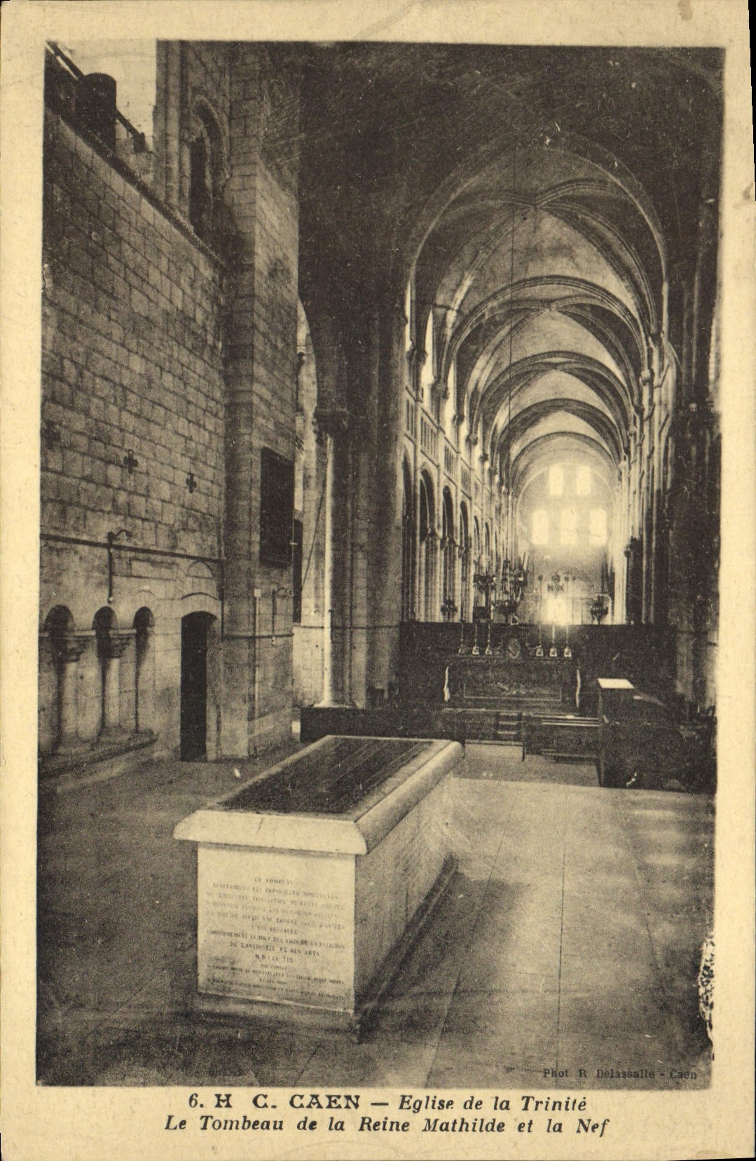Caen — Église de la Trinité, le tombeau de la Reine Mathilde et la nef
