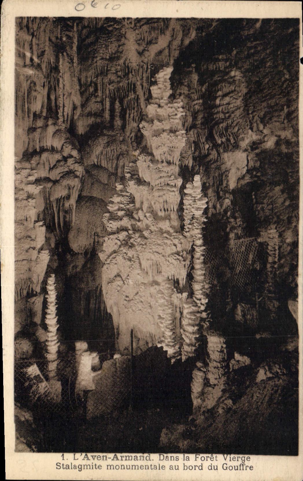 CPA L'Aven Armand Dans la Foret Vierge Stalagmite monumentale au bord du Gouffre 