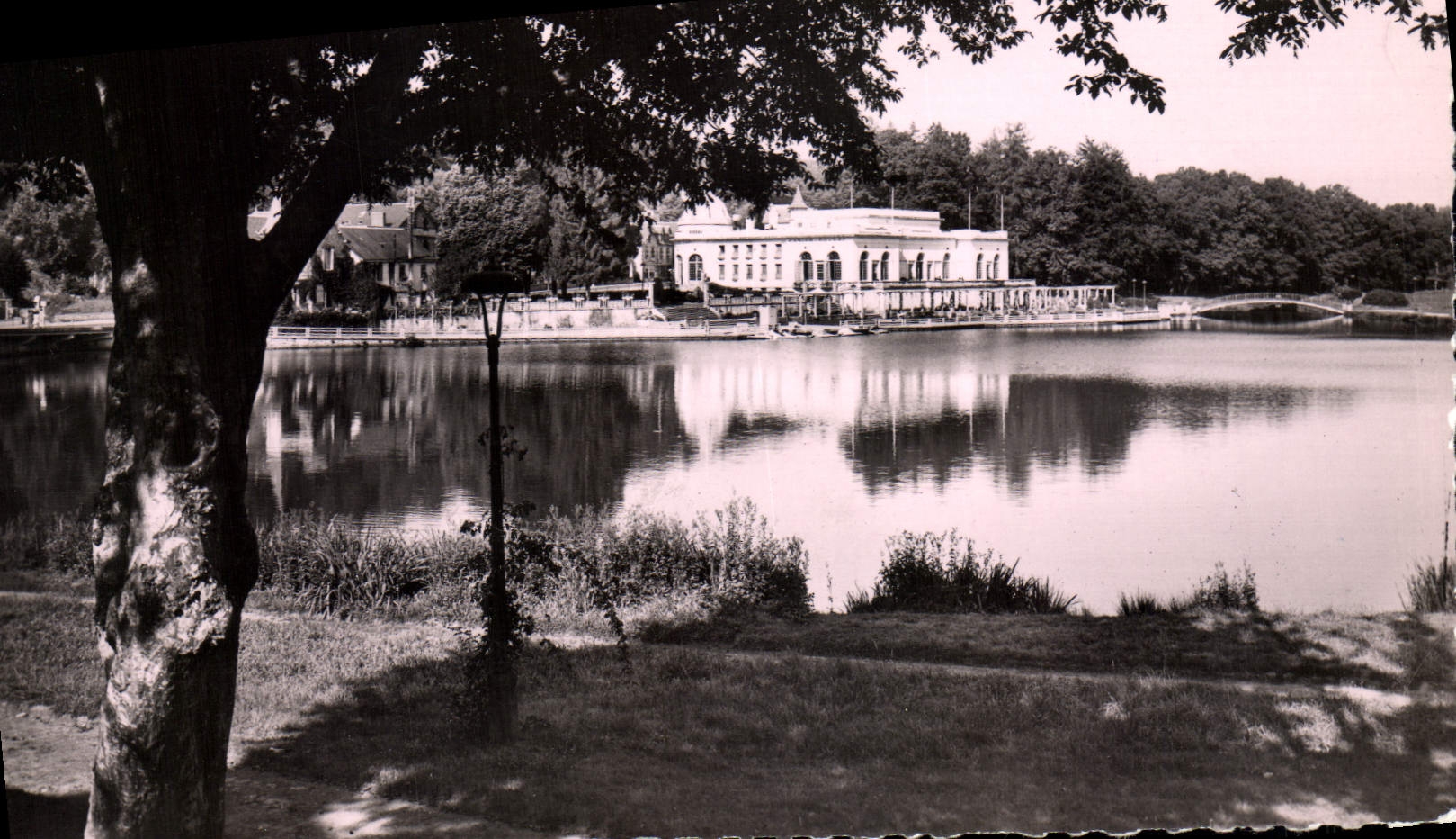 CPA Bagnoles de l'Orne Un coin du Lac 