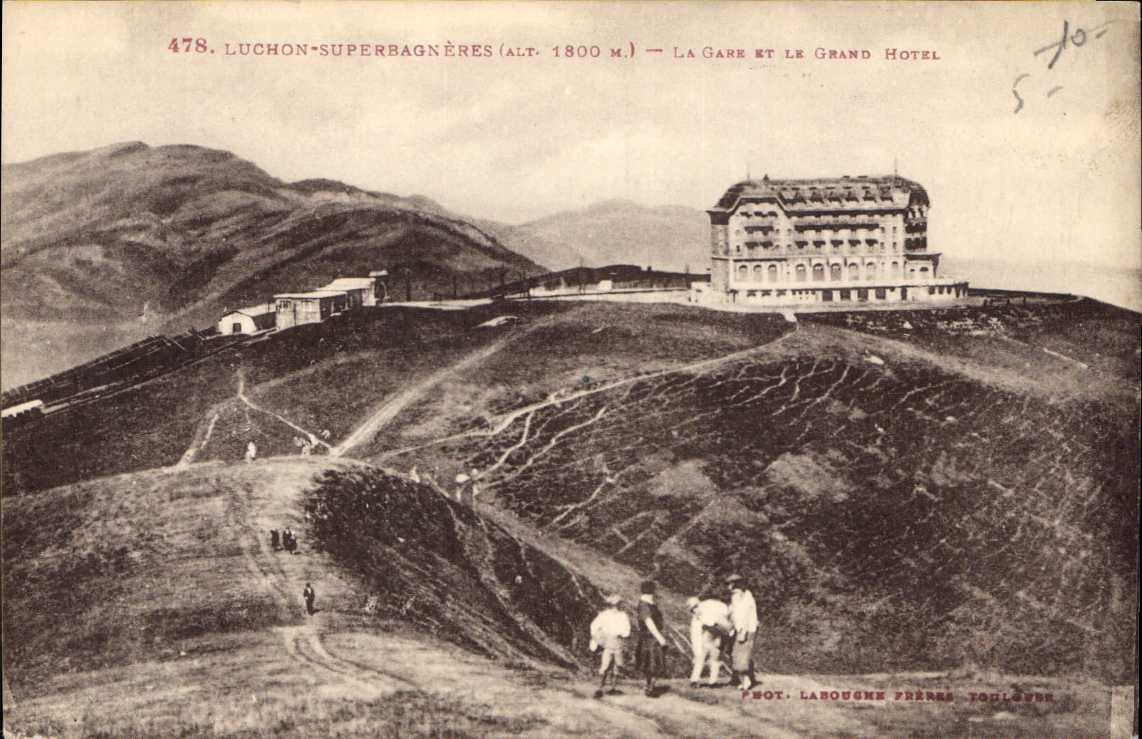 Luchon-Superbagnères (alt. 1800 m.) — La Gare et Le Grand Hotel — Phot. Labouche Frères, Toulouse