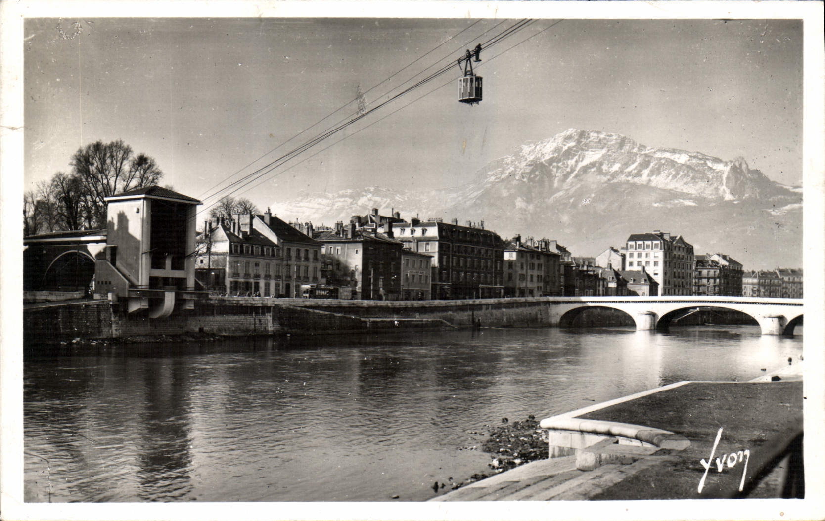 Grenoble — Les quais, au fond le Moucherotte — Yvon 1938
