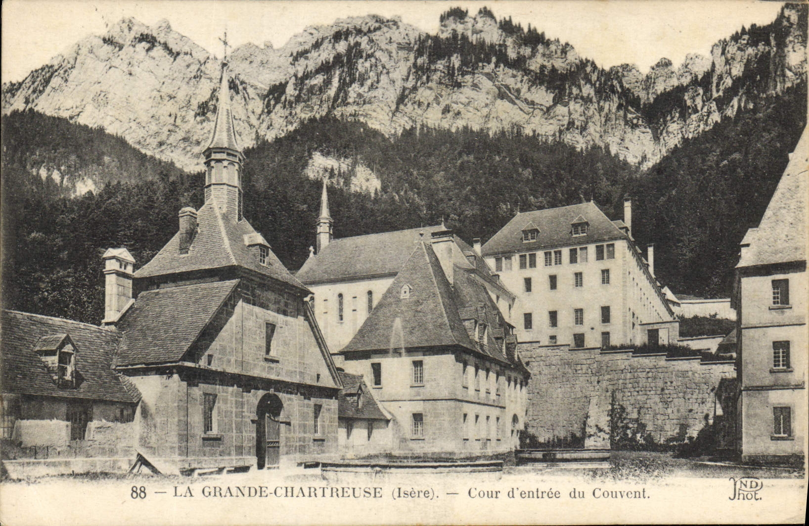 CPA La Grande Chartreuse Isere Cour d'entree du Couvent 
