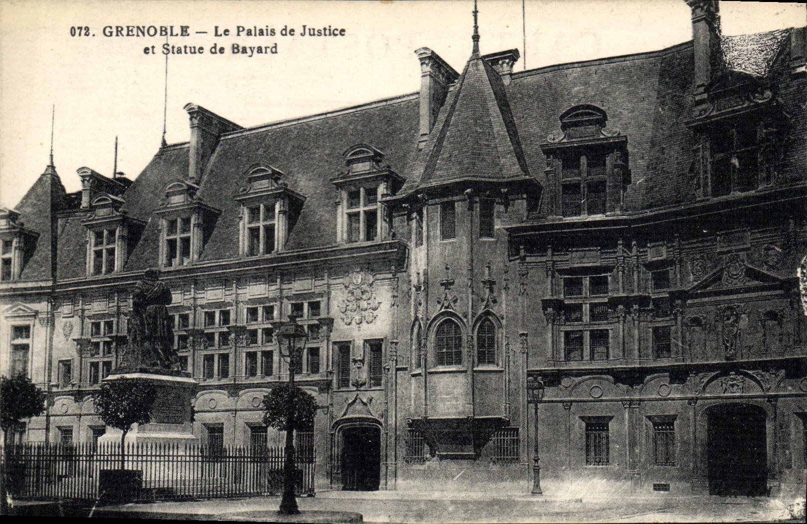 Grenoble — Le Palais de Justice et Statue de Bayard — Éditeur CPAPHIL, n° 072