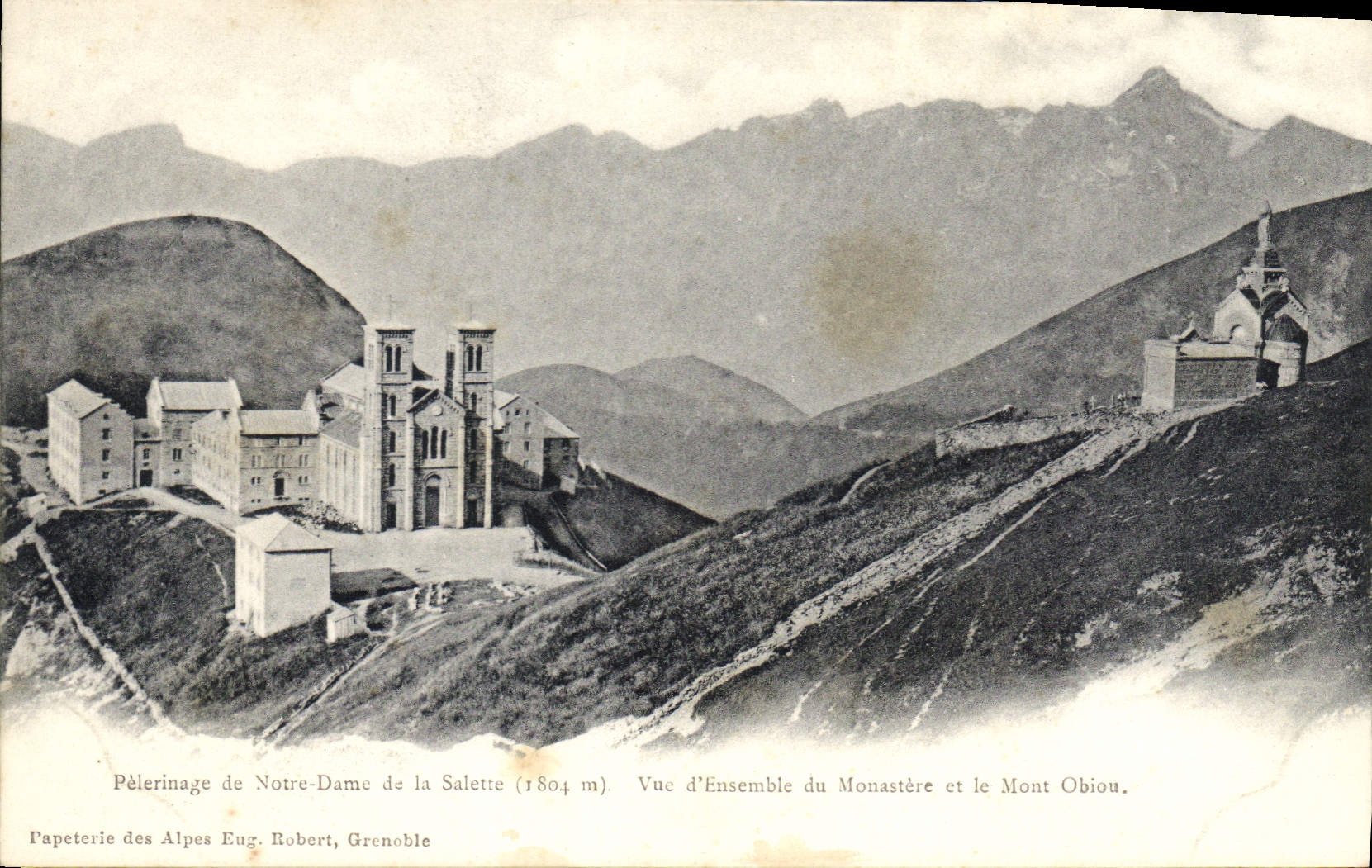 Pèlerinage de Notre-Dame de la Salette — Vue d'ensemble du monastère et le Mont Obiou — Papeterie des Alpes Eug. Robert, Grenoble