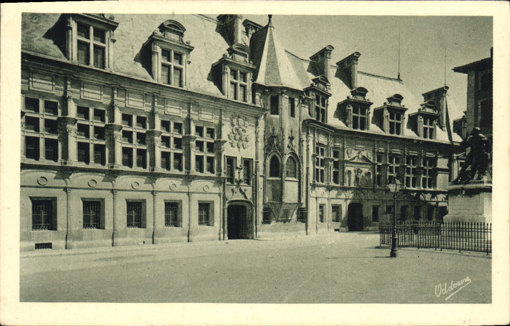 Grenoble - Le Palais de Justice - Statue de Bayard — G. Oddoux