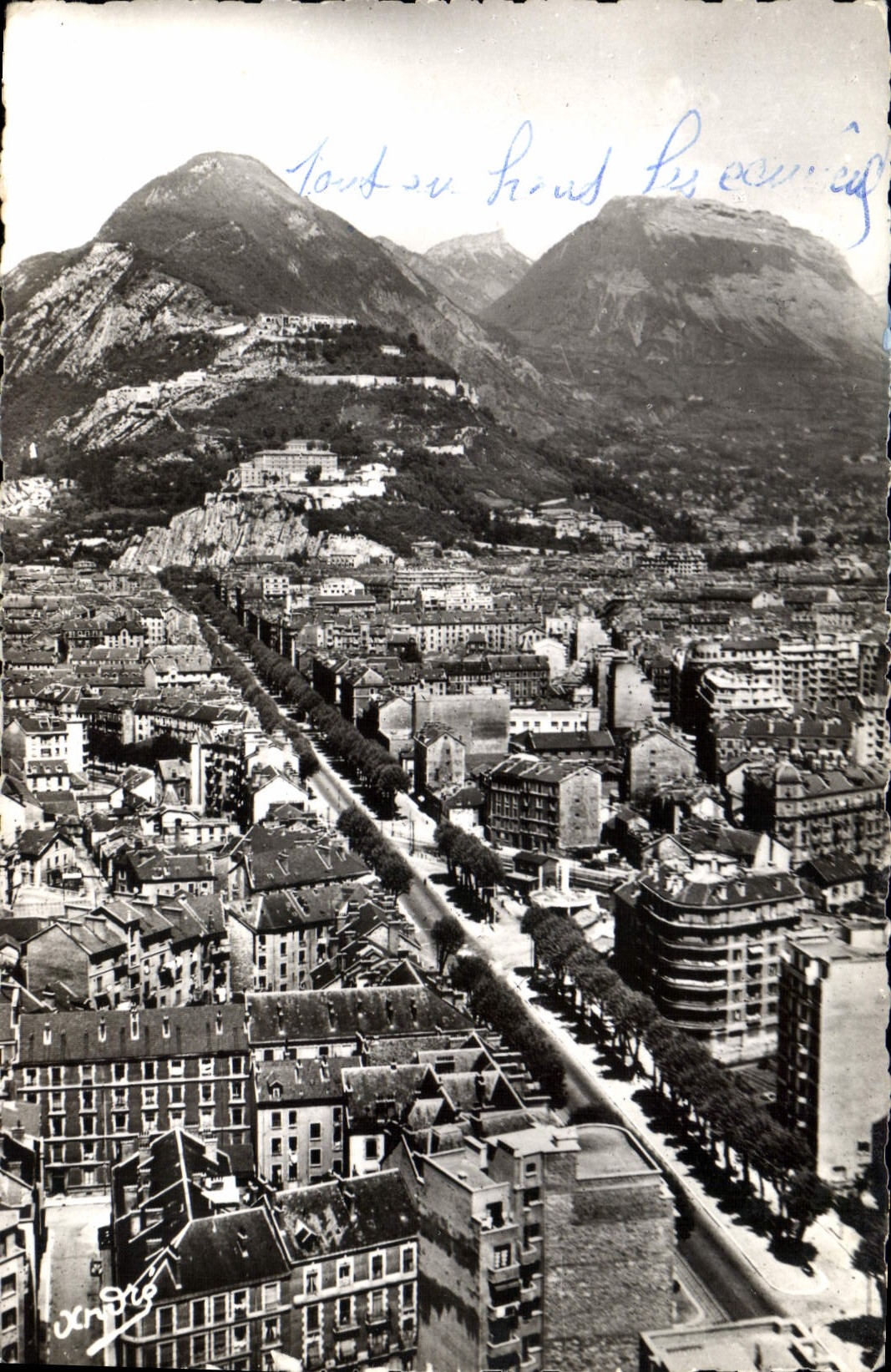 Grenoble — vue aérienne de la ville et des montagnes — éditeur 'Xenpro'
