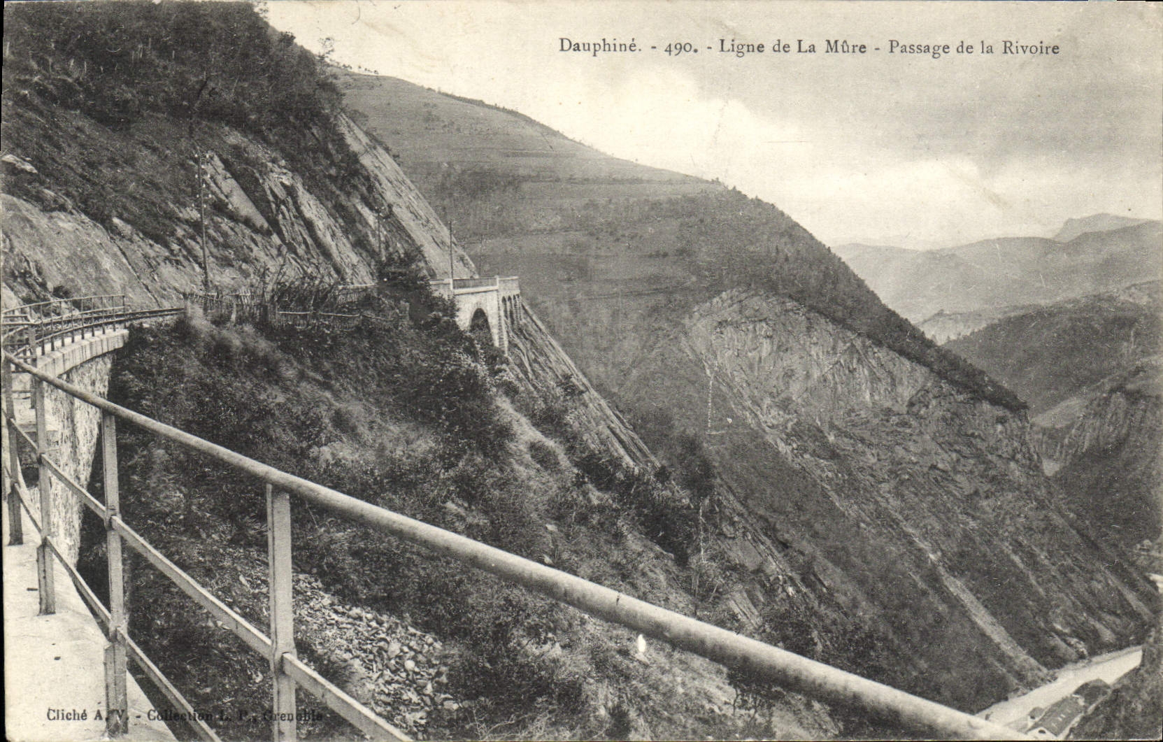 Dauphiné - Ligne de La Mûre - Passage de la Rivoire — Cliché A.V. - Collection L. P. Grenoble