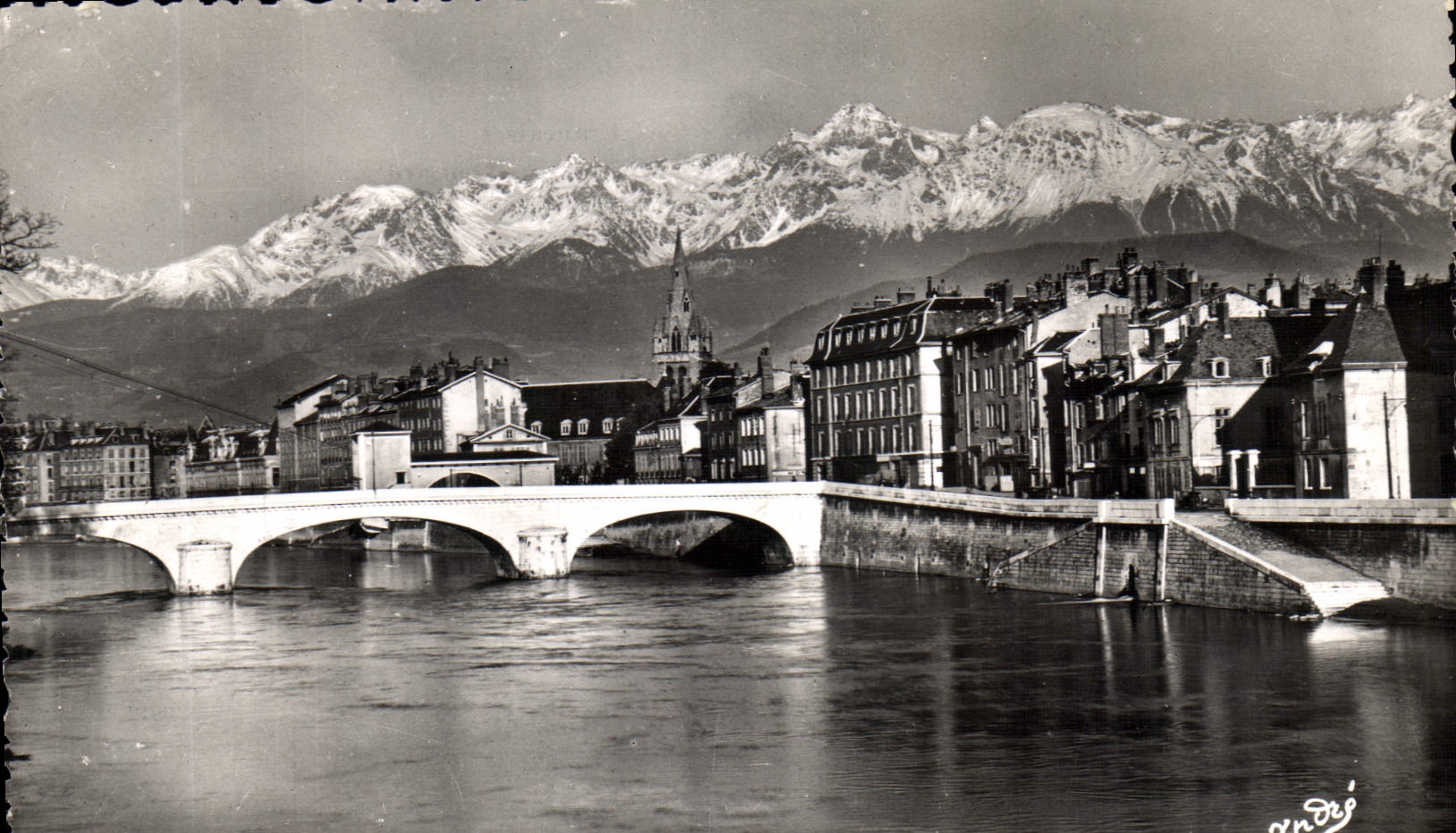Bourgoin-Jallieu — vue de la ville avec le pont et les monts de l'Isère en arrière-plan — André, photographe