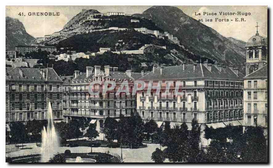 CPA Grenoble La Place Victor Hugo et les Forts 