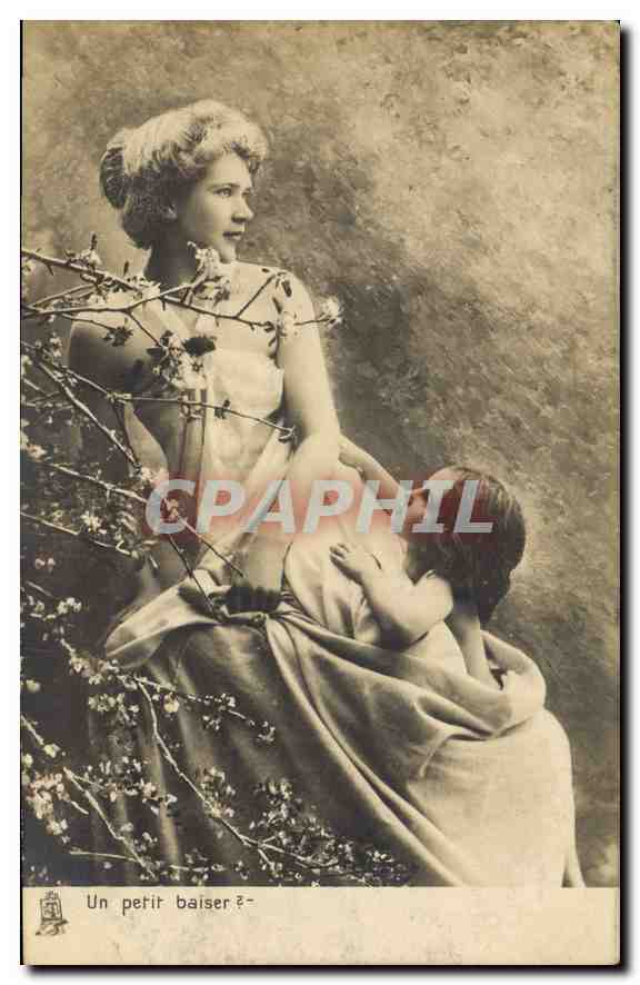 CPA Un petit baiser Femme Enfant
