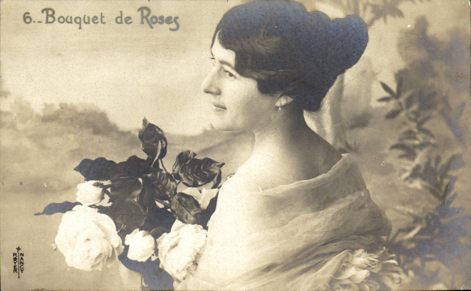 CPA Bouquet de Roses Femme