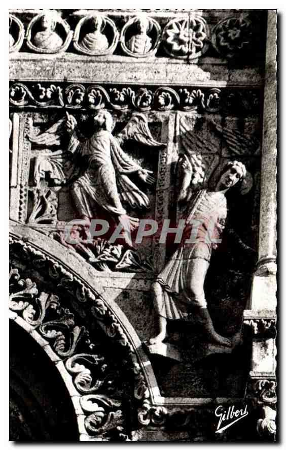CPA Angouleme Cathedrale St Pierre XIIs Details de la Facade les Anges montrant le Christ en Majeste