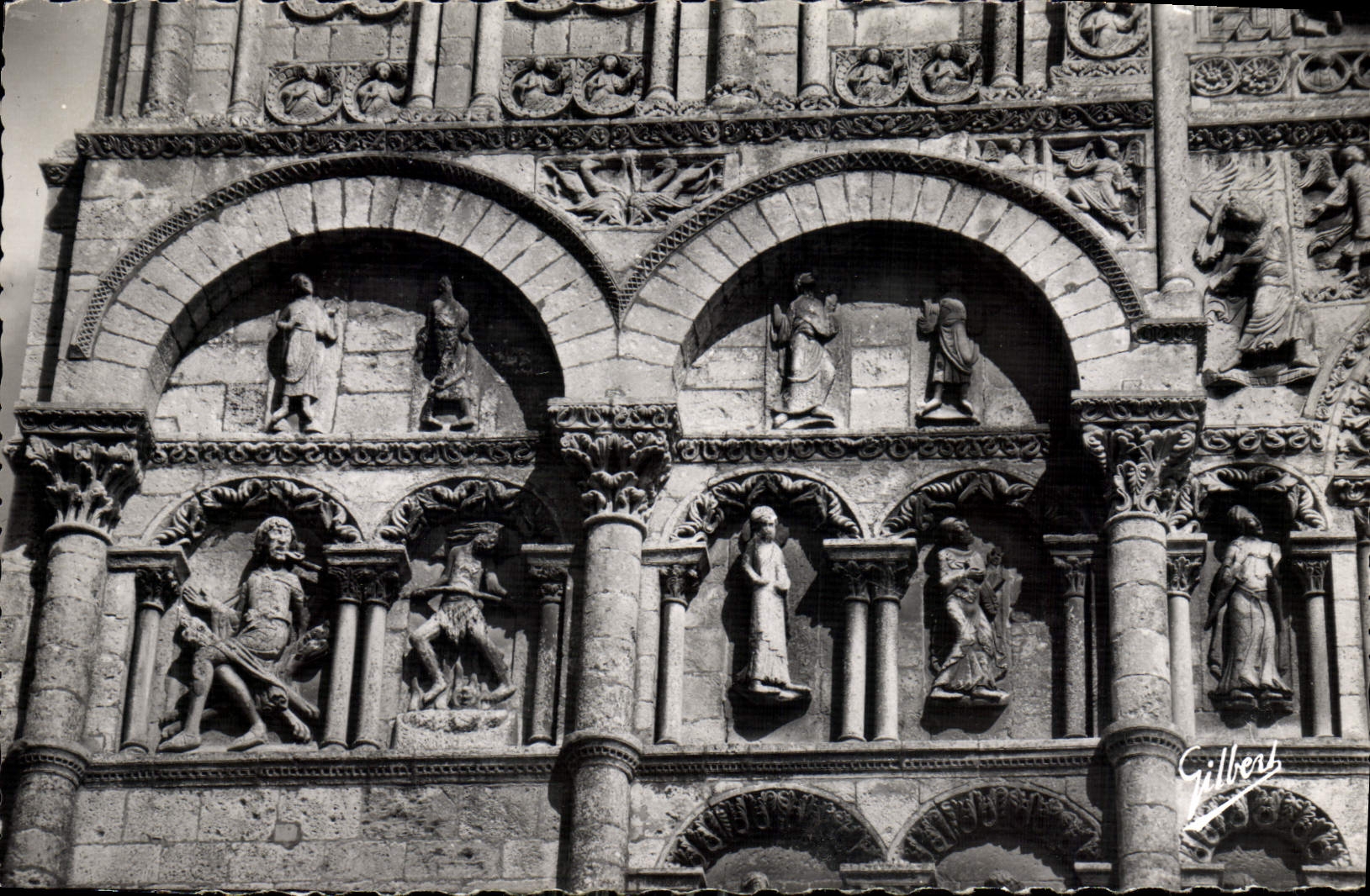 Cathédrale Saint-Pierre d'Angoulême — Détails de la façade gauche de la fenêtre — Éditions Charentaises d'Art A. Gilbert