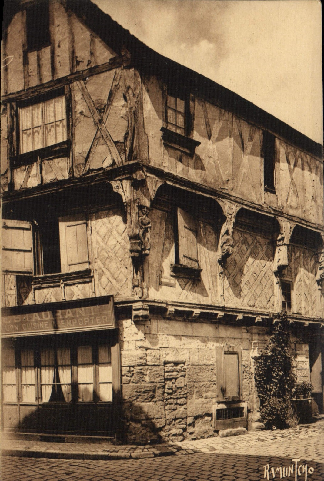 Cognac — Maison du XVᵉ siècle — à l'Entrée de la Rue Grande — Ramuntcho