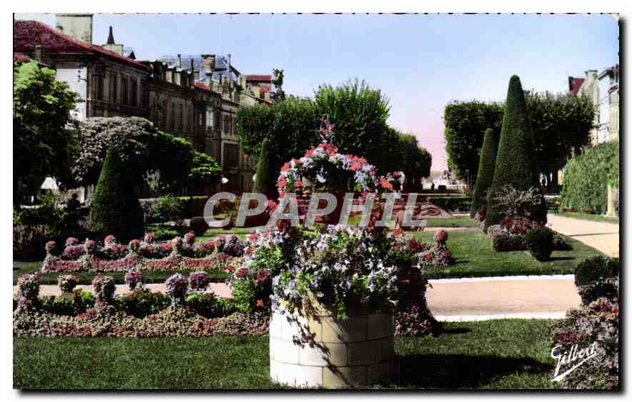 CPA Angouleme Les Jardins de l'Hotel de Ville 