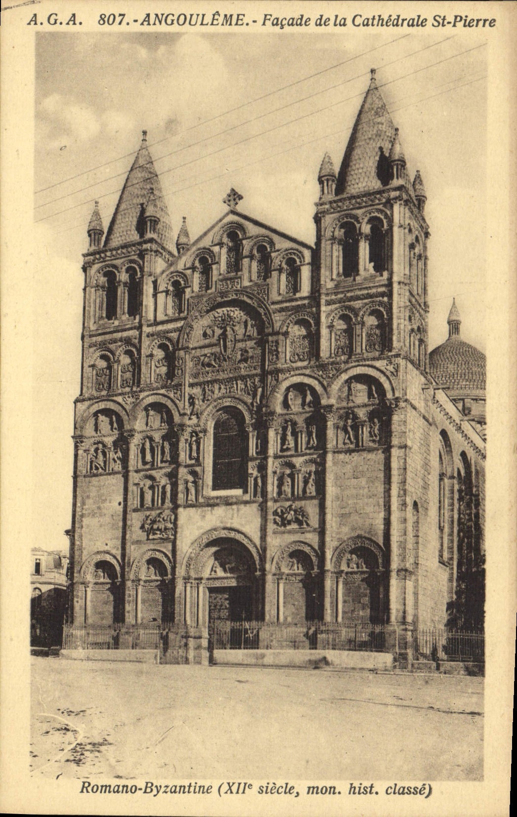CPA Angouleme Facade de la Cathedrale St Pierre 