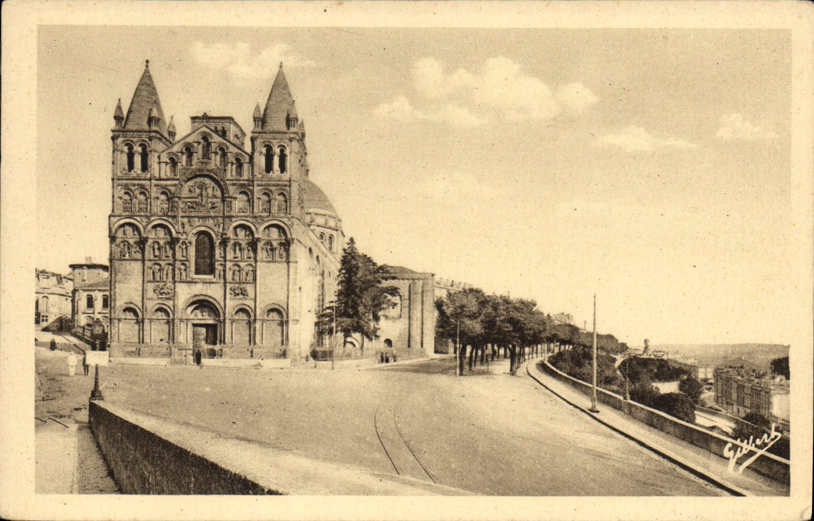 Angoulême — La Cathédrale vue du Rempart du Midi — Édition A. Gilbert