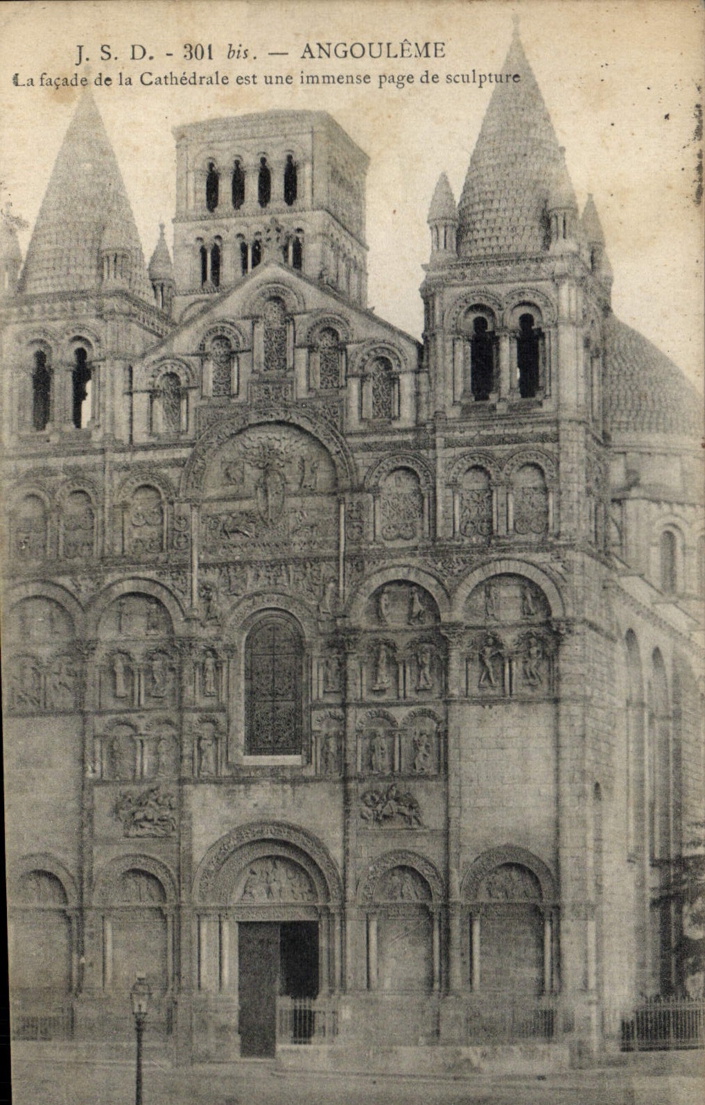 CPA Angouleme la facade de la Cathedrale est une immense page de sculpture 
