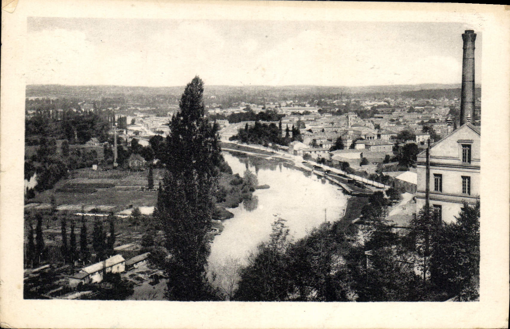 CPA Angouleme vue sur la Vallee de la Charente et le Faubourg l'Houmeau 