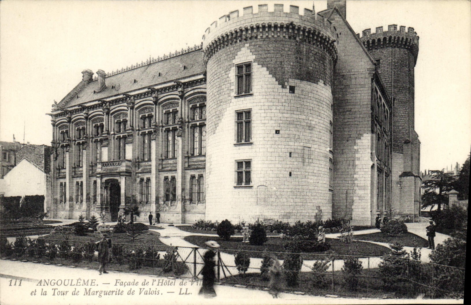 Angoulême — Façade de l'Hôtel de Ville et la Tour Marguerite de Valois — LL, n° 111