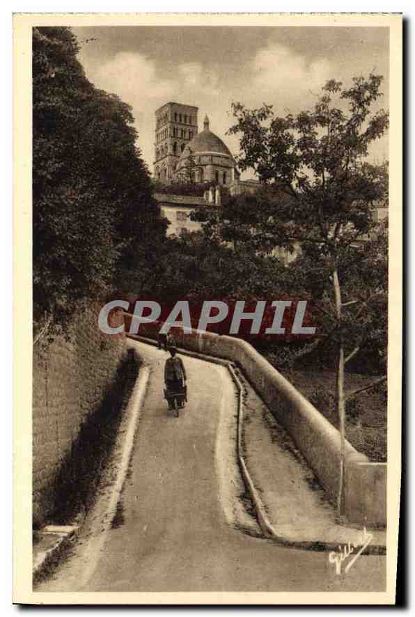 Angoulême — Vieille Rue Saint-Martin et la Cathédrale — Édition d'Art A. Gilbert, Soulaure-Mer